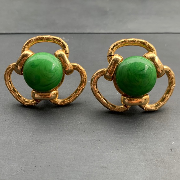 Luxury gold and green stone vintage clip on earrings - Picture 4 of 8